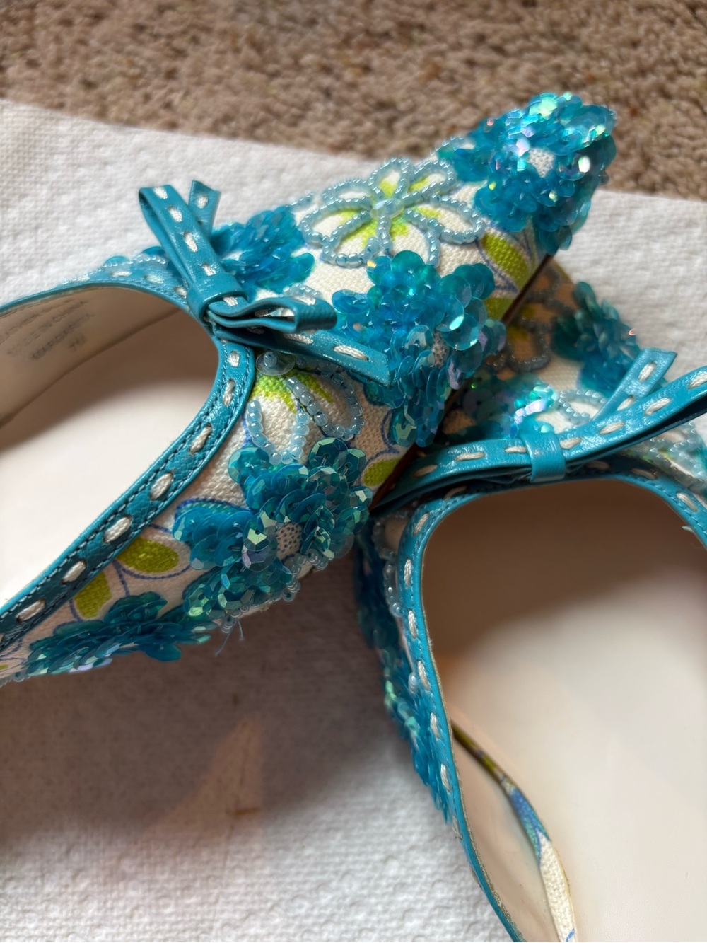 Beautiful vintage Amanda Smith Kitten heels with pretty sequins & beads. Sz 7.